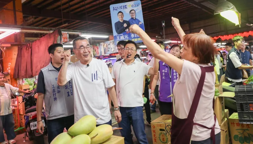 直搗綠營票倉！李四川凌晨突襲三重果菜市場　人氣意外曝光