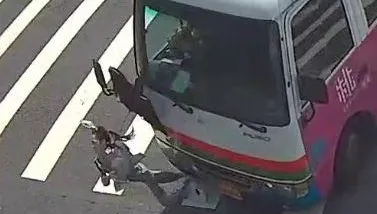 影/桃園行人地獄！市民小巴「一直加速」撞飛女害腦出血