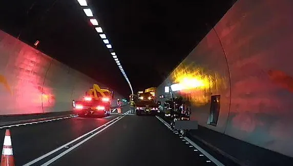 影/25歲男雪隧爆胎「沒放警示標誌」　後車追撞2傷