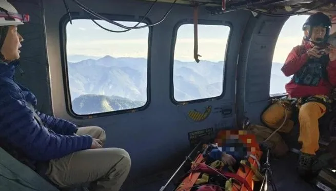 南湖圈谷登山客摔傷頭部重創　黑鷹直升機緊急吊掛救援