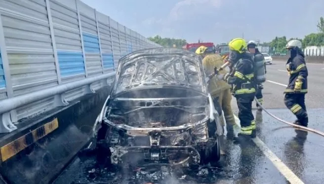 國道3號南投段火燒車　休旅車引擎竄火燒成廢鐵
