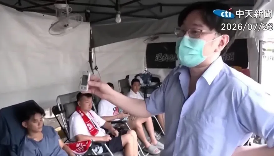 蘇一峰凱道幫量血壓被檢舉　北市衛生局：沒違反《醫師法》