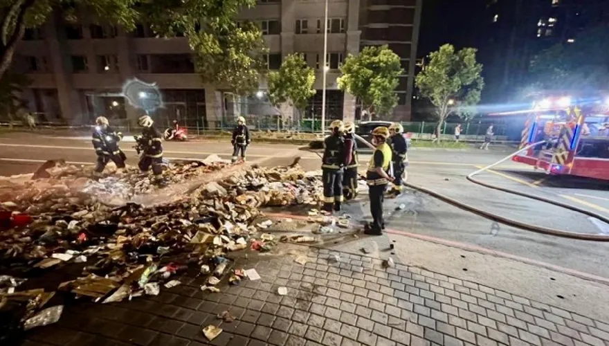新北垃圾車新店執勤突起火冒煙　垃圾全倒出路面滅火
