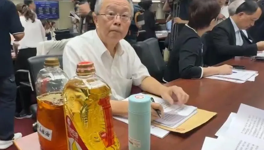 致癌油爆發後首度現身！台糖副總立院備詢　桌上擺粗油、沙拉油
