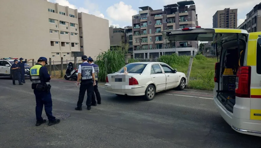 影/慢慢地開過去就走了！高雄詭異噩耗「男子龜速撞車身亡」