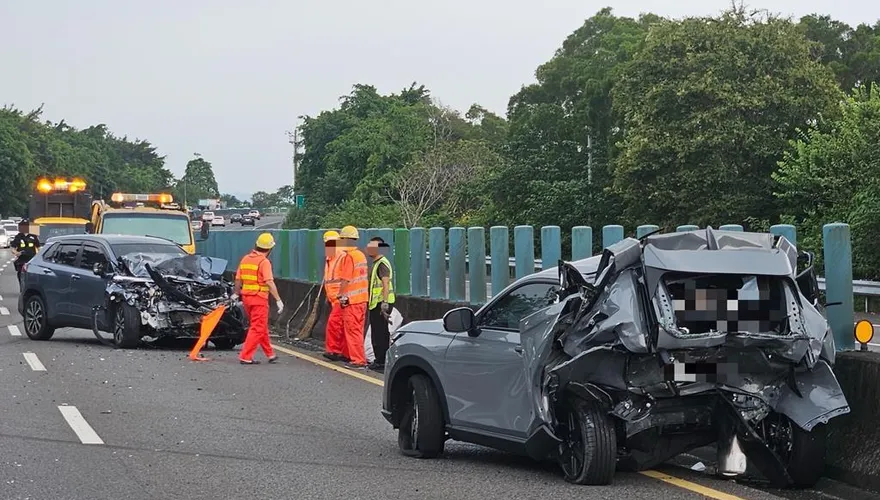 鴛鴦遇劫！國3竹山段爆胎停內線遭追撞　車尾全爛妻慘死