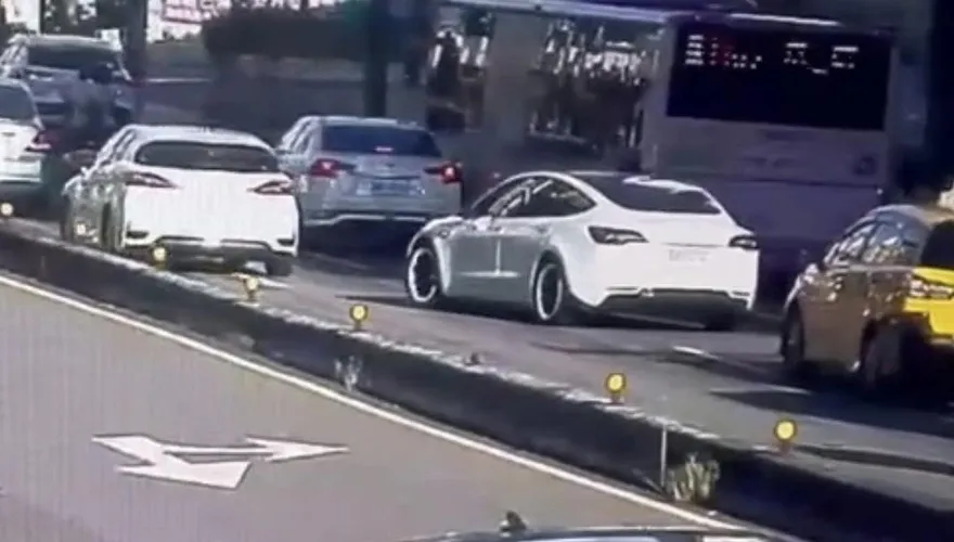 影/北市公車、自小客擦撞2駕駛吵翻　警毒品快篩竟都陽性