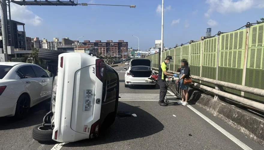 國道1號基隆段翻車後面塞爆　女駕駛受困幸僅輕傷