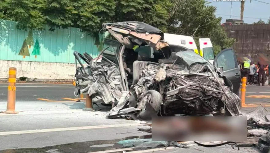 影/屏東高屏橋下拖板車撞小車成廢鐵　機油血跡滿地3傷