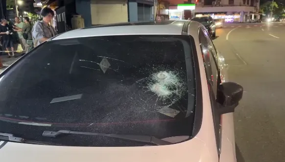 一中街泡沫紅茶店爆鬥毆！男遭球棒攻擊　6惡煞砸車後逃逸