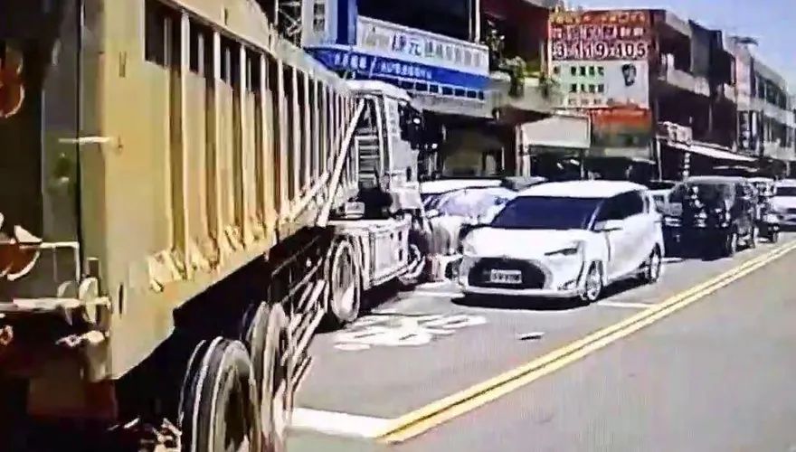 影/桃園重大事故！砂石車「逆向衝機車群」3人緊急送醫