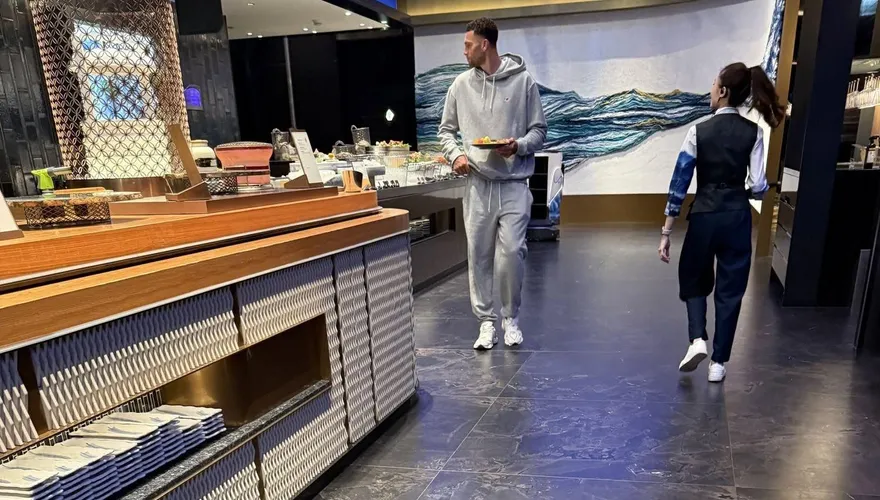 NBA灌籃王也來朝聖！LaVine現身饗 A Joy狂拿海鮮　網笑：吃飯免費看球星
