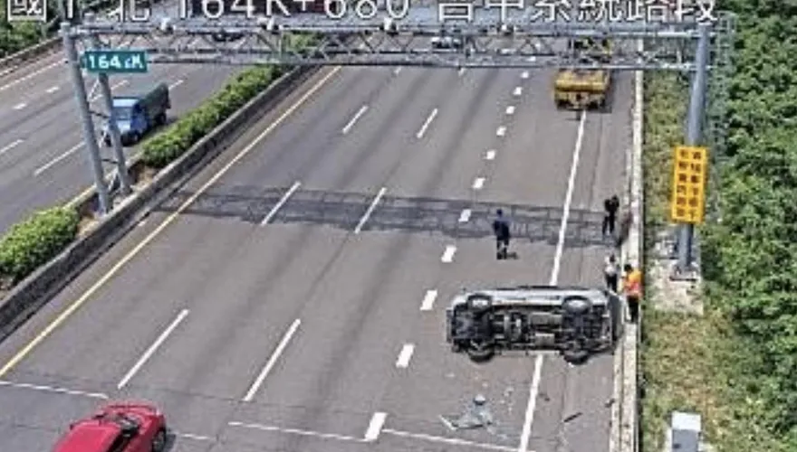 國道1號神岡段自撞翻車車禍　3人受困2傷送醫