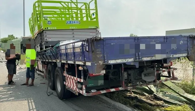 國1民雄段大貨車右前輪突爆胎！隔音牆遭撞爛一整排