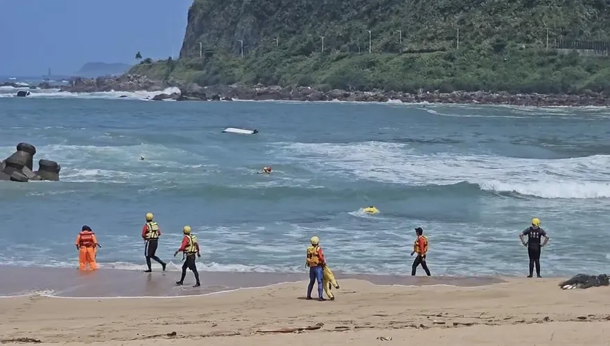 影/基隆大武崙沙灘1人遭大浪捲走　救生艇翻覆4消防員落海