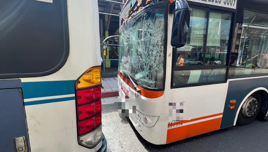 影/新店2公車靠站追撞　車上7歲童受傷送醫