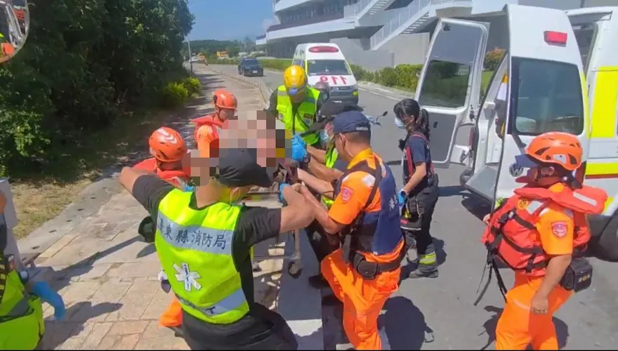 影/台東海岸驚傳男子落海！海巡警消聯手救起已送醫