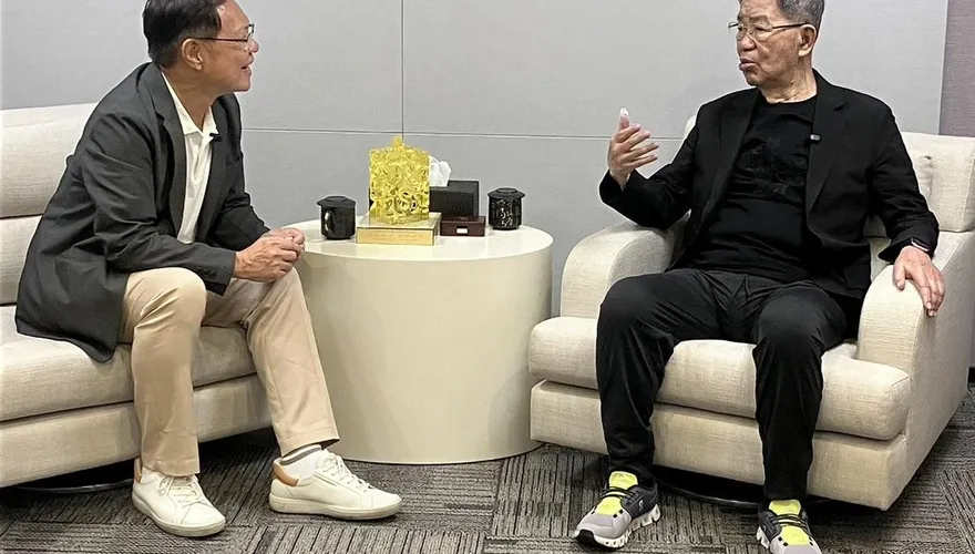 大咖相助！蕭萬長出任張啓楷競總榮譽主委　贈「珍藏30年限量錶」