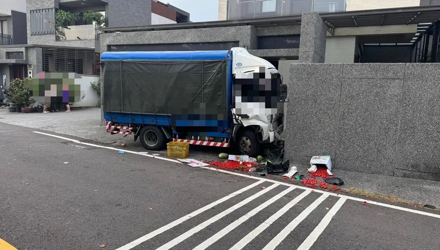 影/斷魂瞬間！屏東小貨車逆向撞民宅圍牆　駕駛送醫傷重不治