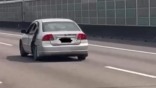 車門損壞還開上國道！乘客徒手拉門像玩命　警將追查開罰