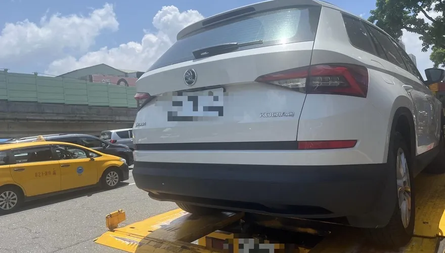 影/士林拖吊車鬆脫休旅車滑落　幸無人車遭波及