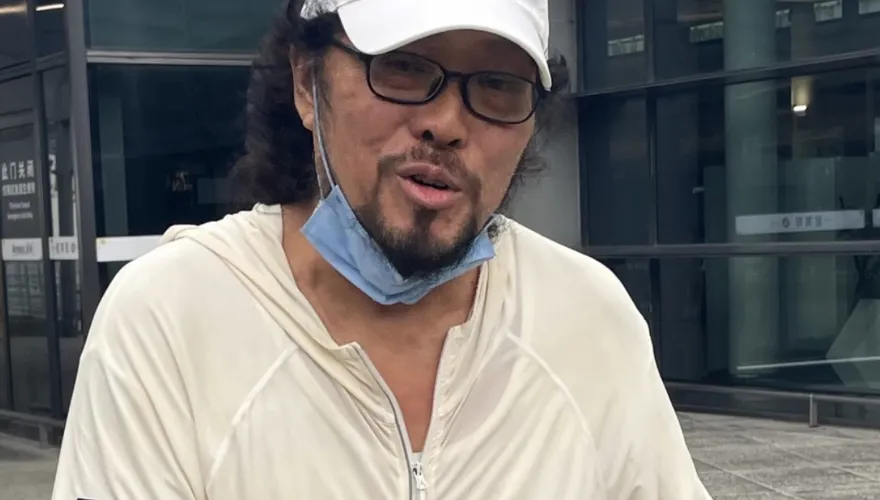 張菲半退休生活曝光！現身上海機場自曝：我是費玉清哥哥