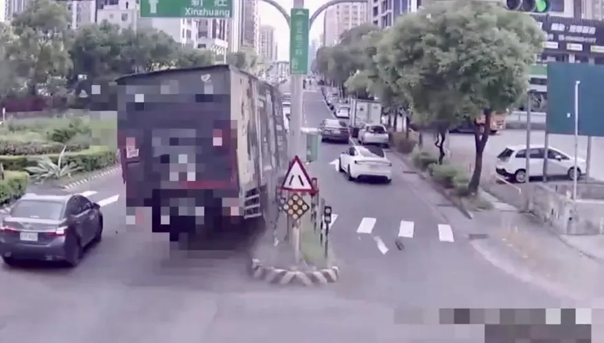影/五股大貨車失控衝上分隔島　撞爛路樹車頭全毀