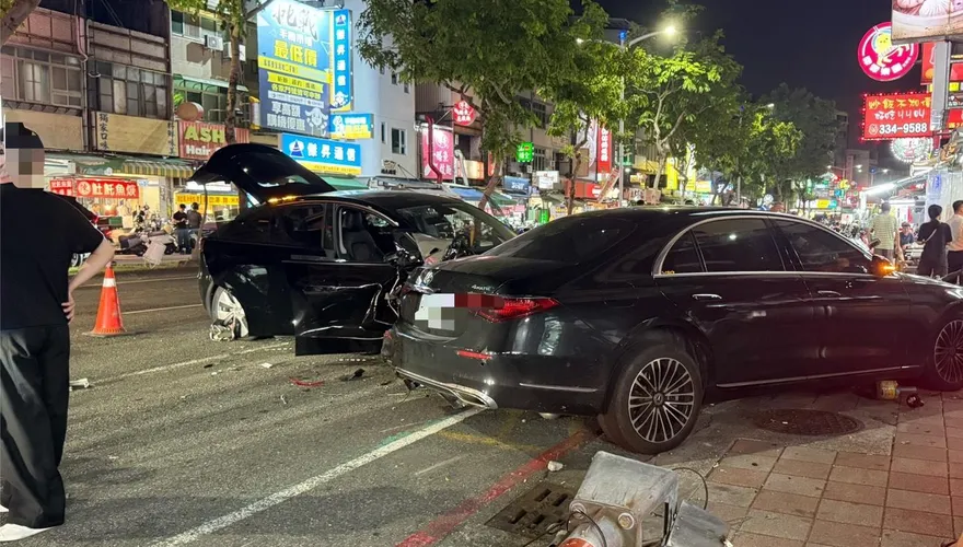高雄晚間重大車禍！轎車突暴衝「連撞6車」　電桿、變電箱全遭殃