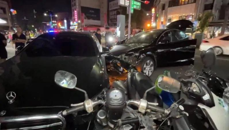 高雄夜市連環車禍！賓士擋下「重大事故」　車主：人沒事最重要