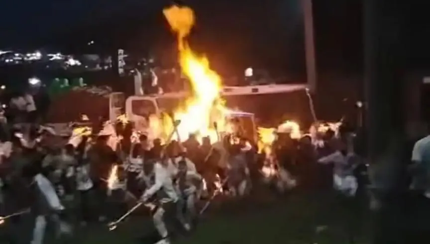 影/驚悚片！雲南火把節可燃液體桶翻　民眾尖叫逃命16人灼傷