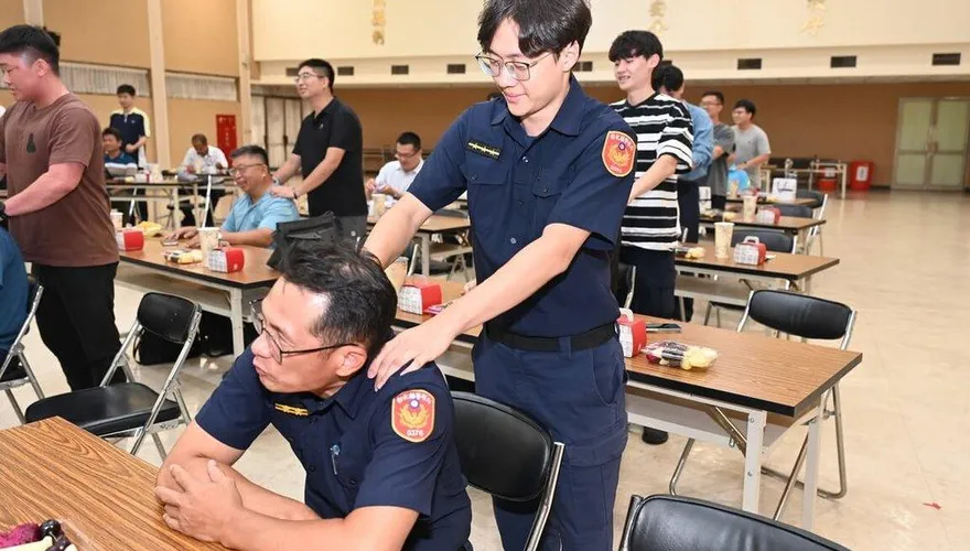 從學長到父親！彰化警察局33對親子檔溫馨同框　按摩慶父親節