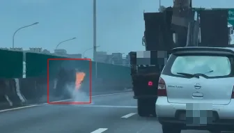 影/台74線驚魂！大貨車輪胎突「噴落起火」　狂滾撞牆下交流道