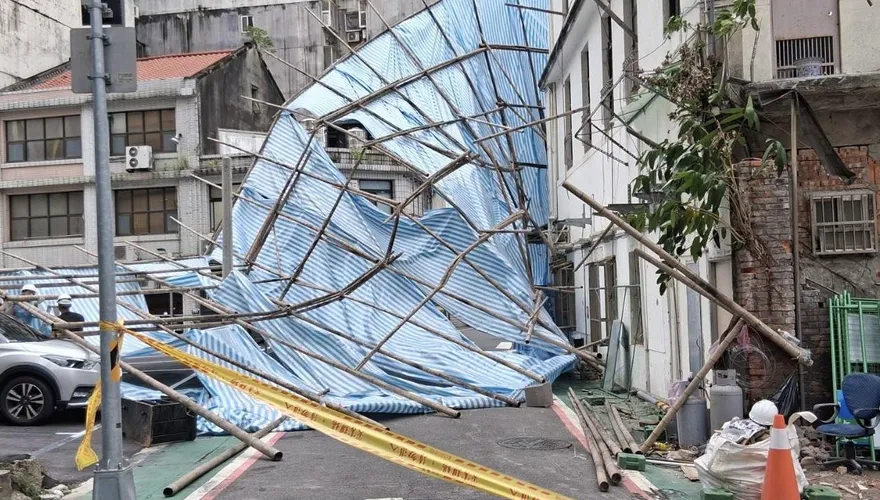 白海豚颱風強風狂吹　北市鷹架倒塌幸無人傷
