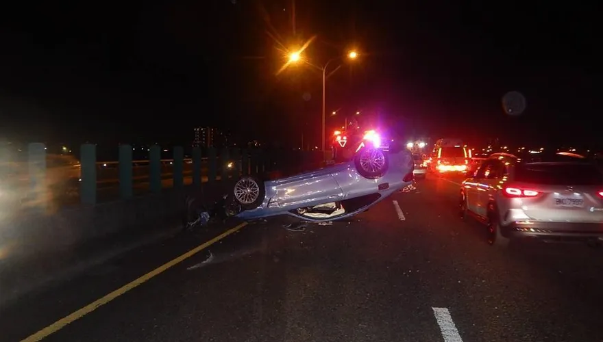 台中BMW男撞護欄命大　轎車烏龜翻、車頭全爛