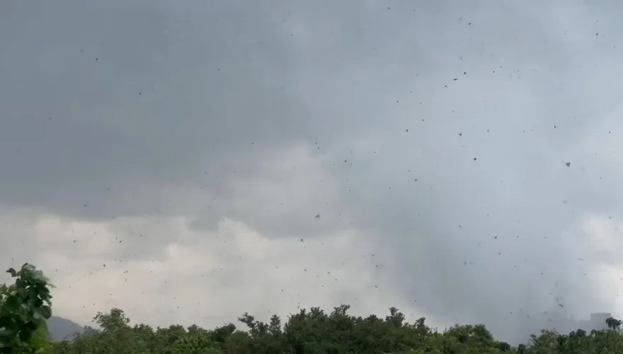 影/黑影狂暴撕裂地表！淡水驚見巨型龍捲風　暗黑漏斗全曝光