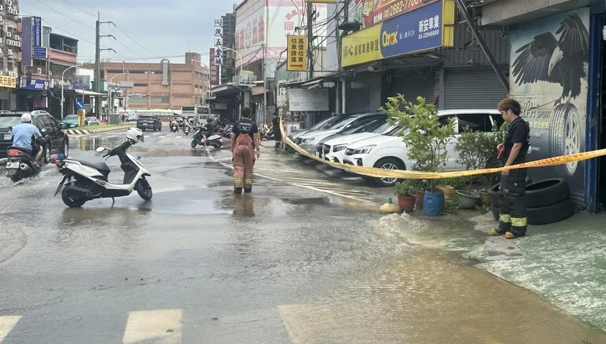 新莊路面破裂地下水管爆裂　泥水狂噴702戶停水