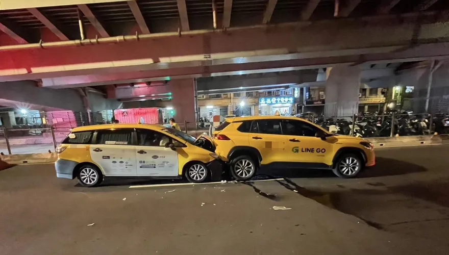 影/中和2計程車深夜追撞　2運將1乘客受傷送醫