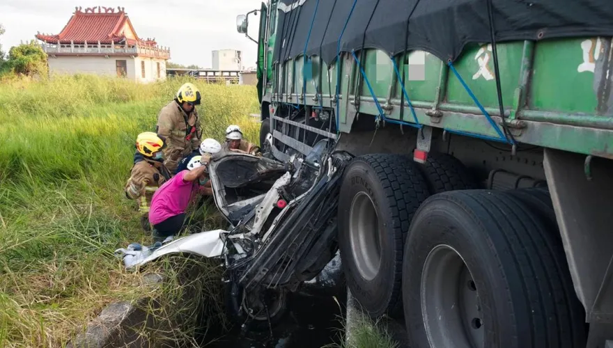 驚悚！轎車慘遭大貨車碾成鐵餅　台南駕駛卡輪下慘死車內