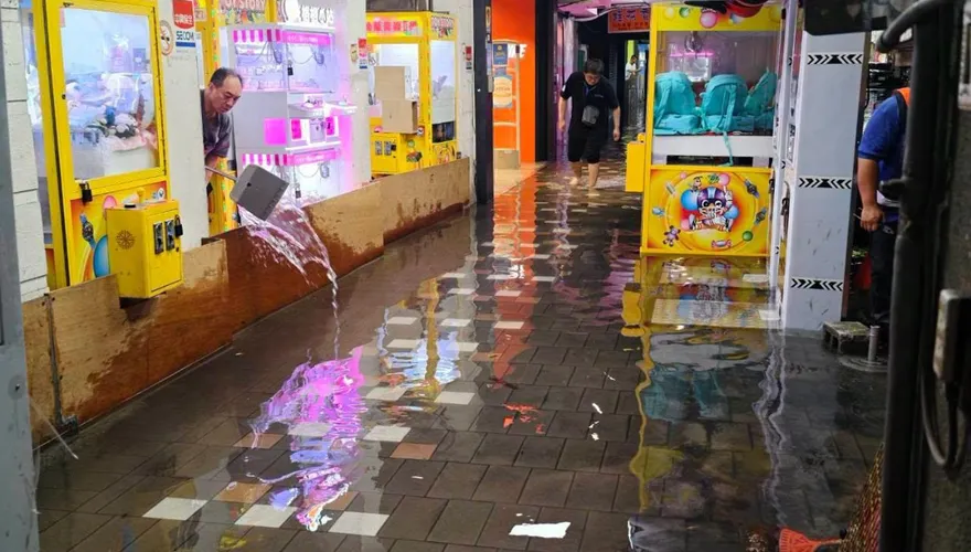 颱風沒進照淹！基隆廟口夜市驚見大片積水　市府封路抽排