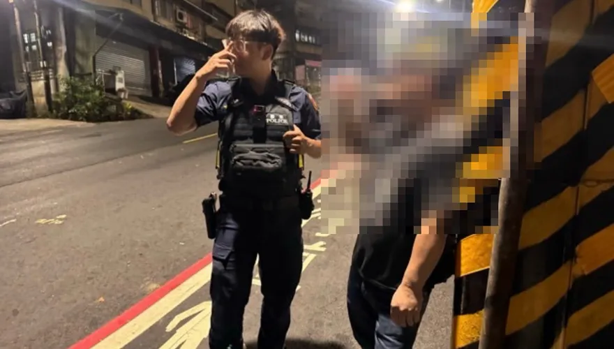 暖暖男單手騎車蛇行安全帽未扣　警攔查驗出毒駕