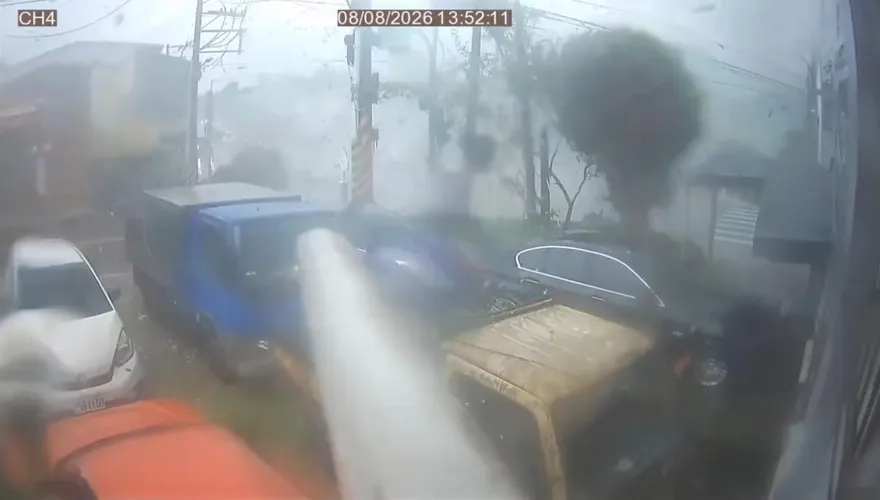 影/近距離視角！淡水驚現罕見「龍捲風」　威力如核彈爆炸轟街道