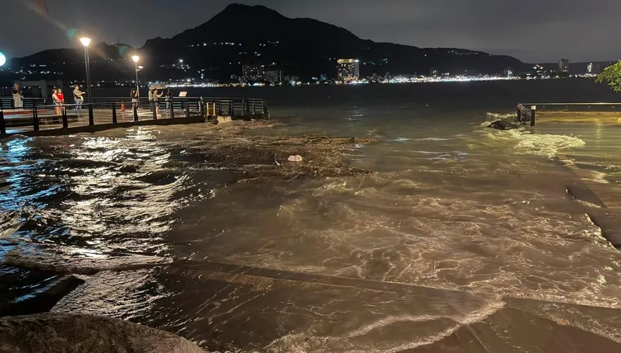 影/中颱白海豚＋漲潮「淡水海浪打上岸」　民眾驚：快繞道