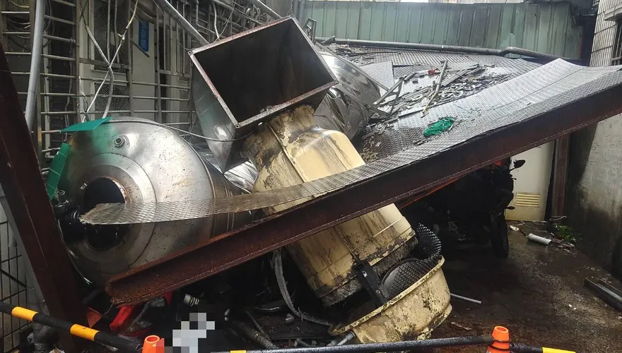 影/白海豚強風肆虐！新北三重掃落水塔砸破雨棚　5車被波及
