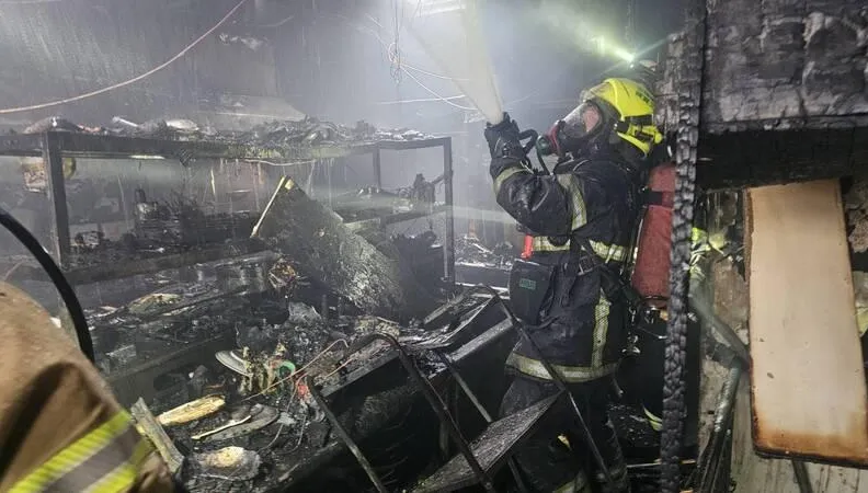 台南中西區港式餐廳大火　3樓廚房燒毀延燒鄰宅