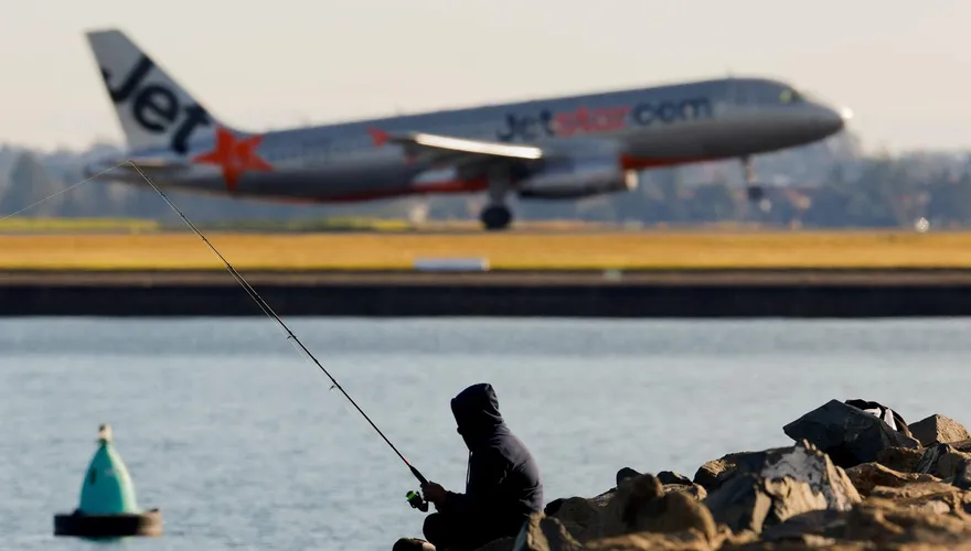 險相撞！捷星航空雪梨機場滑行險撞卡達航空　機師嚇傻急踩剎車