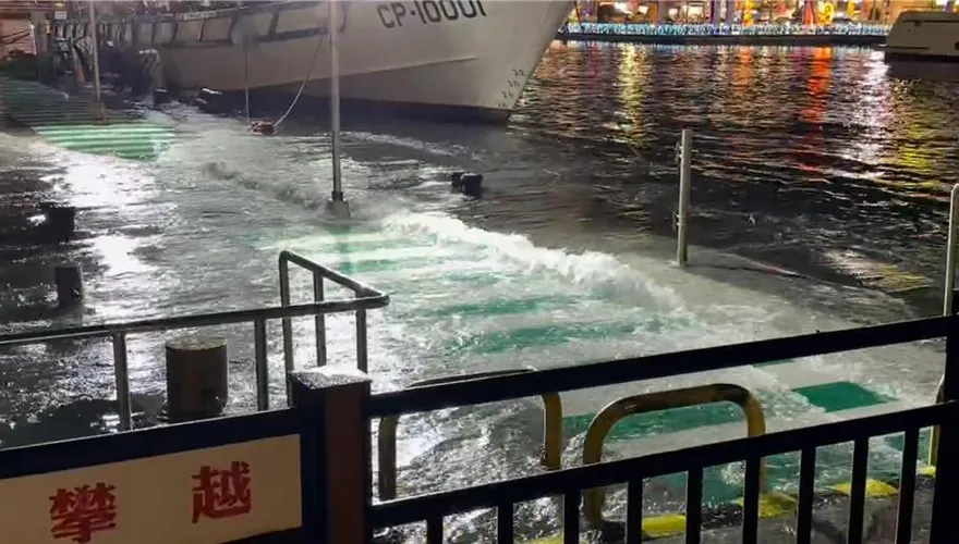 白海豚漸離台北山區抛雨彈　基隆北海岸逢大潮「防海水倒灌」