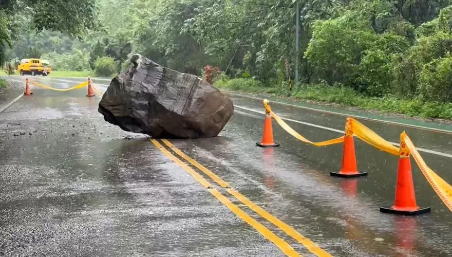 影/新竹山區「巨石掉落」躺路中　施工單位急調怪手