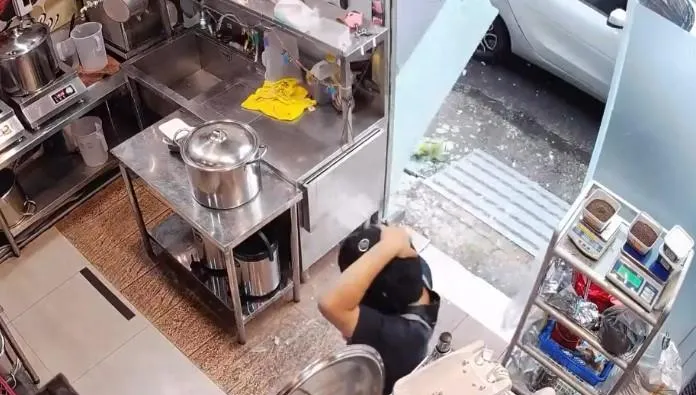 影/宜蘭飲料店「玻璃門遭強風吹爆」　員工嚇壞抱頭畫面曝