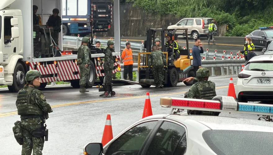 漢光演習出狀況！運送過程甩出多枚八吋榴彈砲　軍方封鎖現場緊急處理