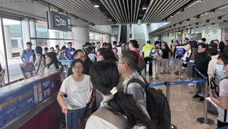 飛上海遇白海豚降不了！轉降北京又返成都　乘客崩潰「白飛一圈」
